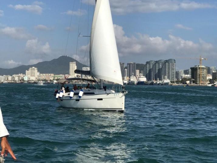 三亚半山半岛帆船出海图片