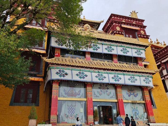 理塘长青春科尔寺